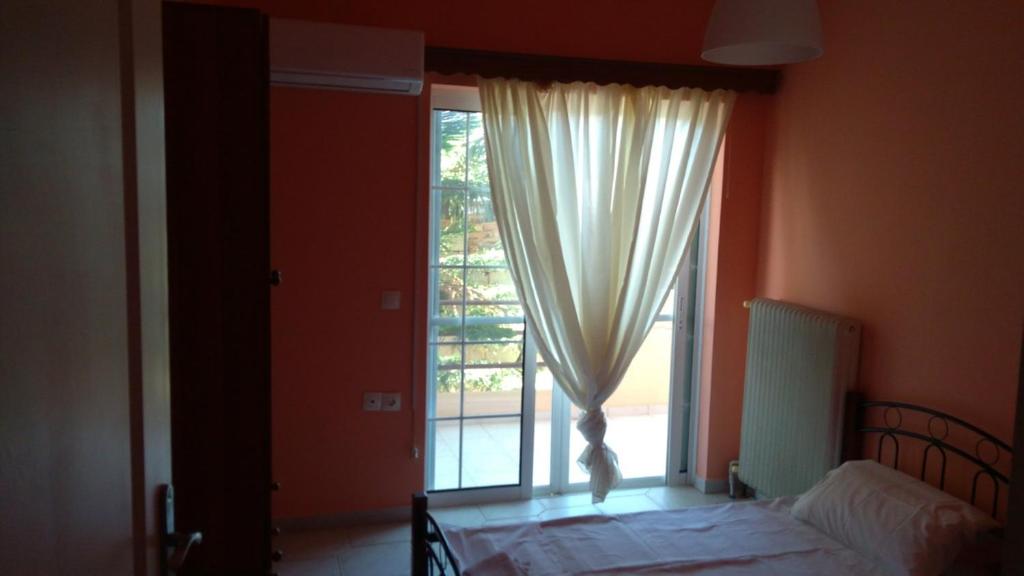 Łóżko lub łóżka w pokoju w obiekcie Monemvasia Lazarus Beach Apartment