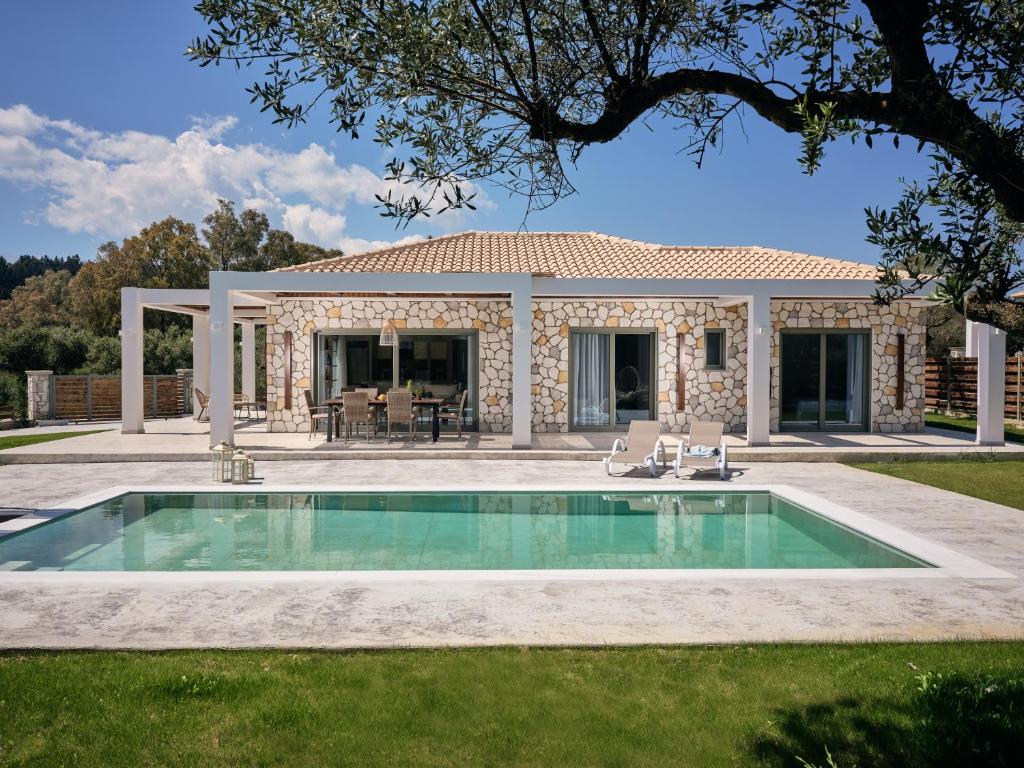 Villa con piscina frente a una casa en Gerakas Luxury Villas en Vasilikos