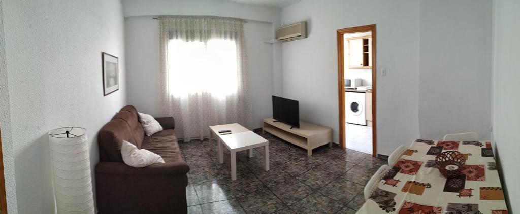 - un salon avec un canapé et une télévision dans l'établissement Benimaclet, à Valence