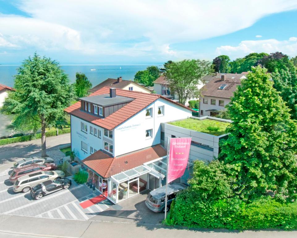 une vue sur un bâtiment blanc avec un toit rouge dans l'établissement Gästehaus Holzer, à Constance