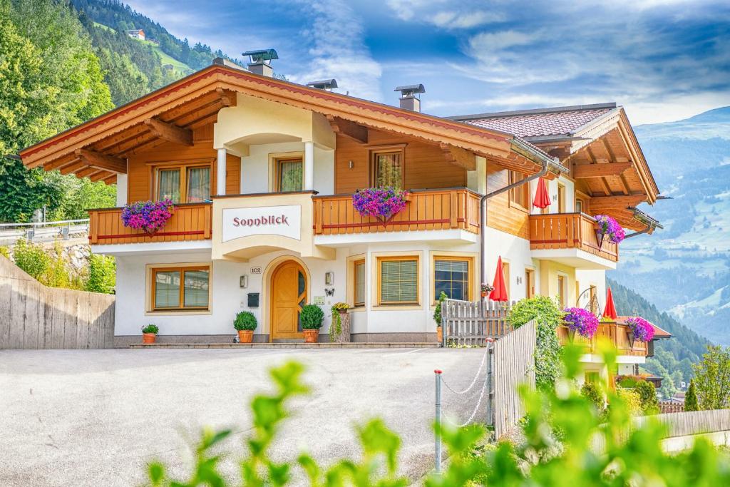 ein Haus mit einem Balkon auf einem Berg in der Unterkunft Landhaus Sonnblick in Zellberg