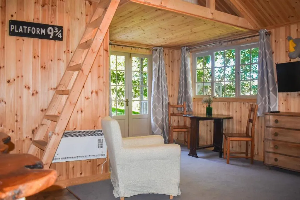 Rustic Cabin Getaway in Brighton, Brighton and Hove, United Kingdom