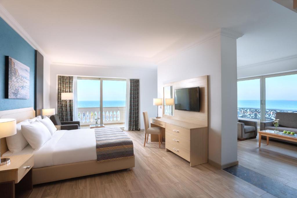 TV a/nebo společenská místnost v ubytování Steigenberger Hotel El Lessan