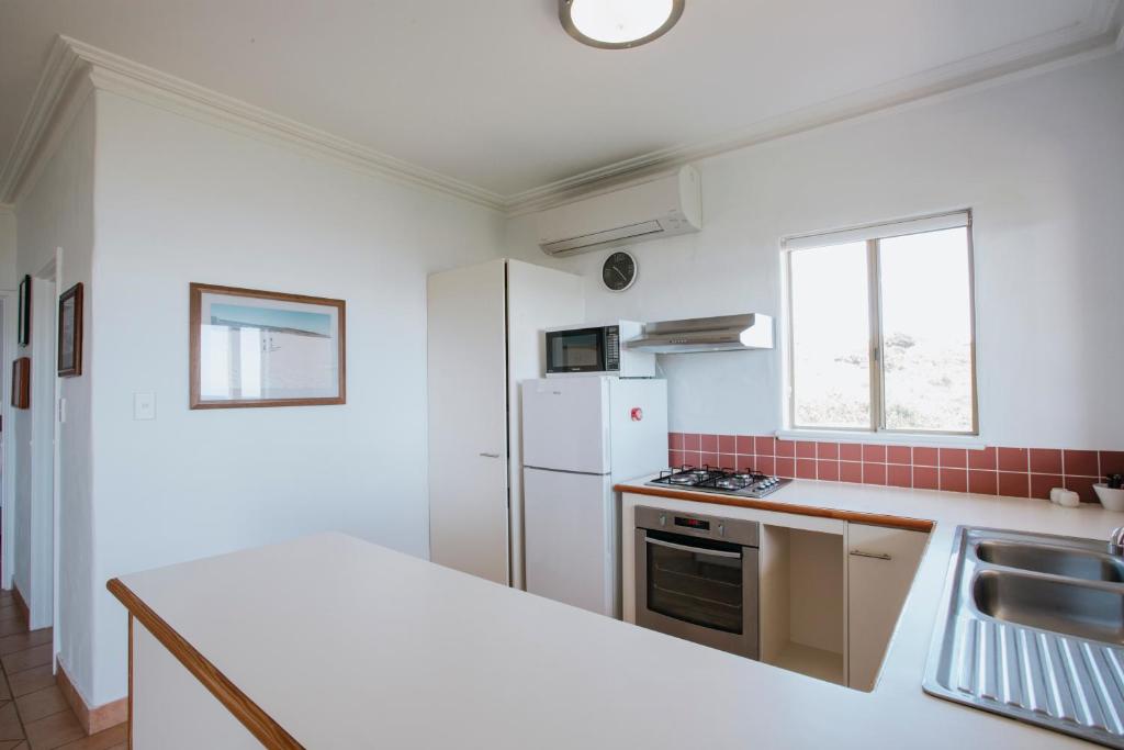 Kuchyň nebo kuchyňský kout v ubytování Canal Rocks Beachfront Apartments