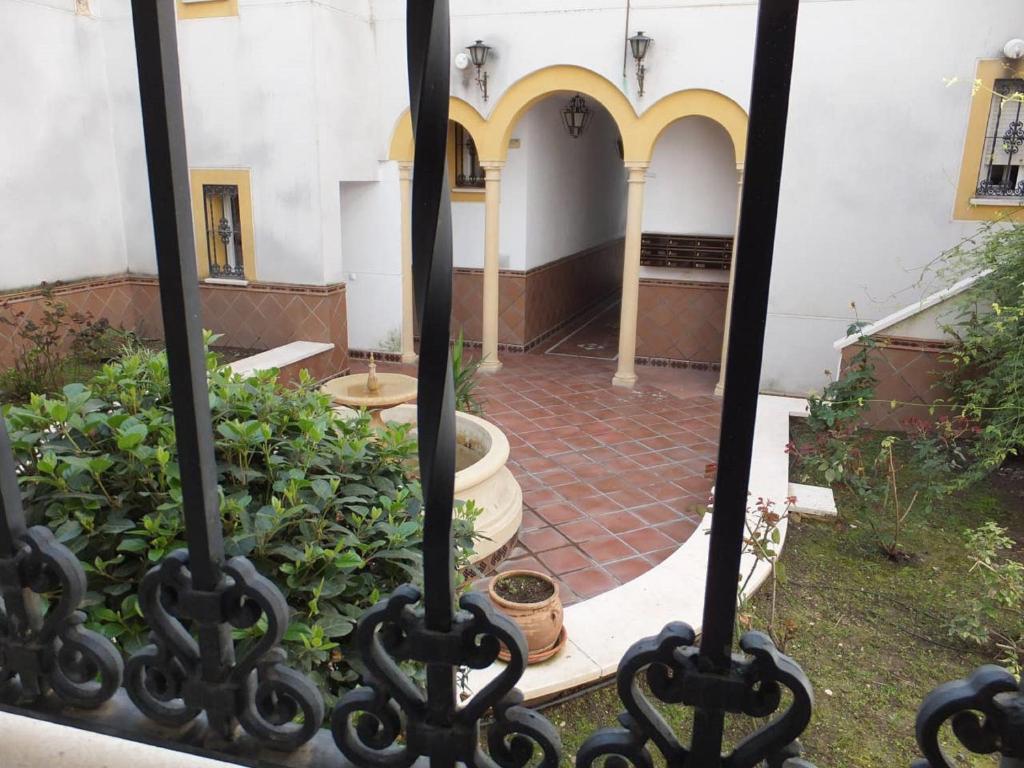 an external view of a courtyard from a gate at Acogedor apartamento. Mezquita Wifi in Córdoba