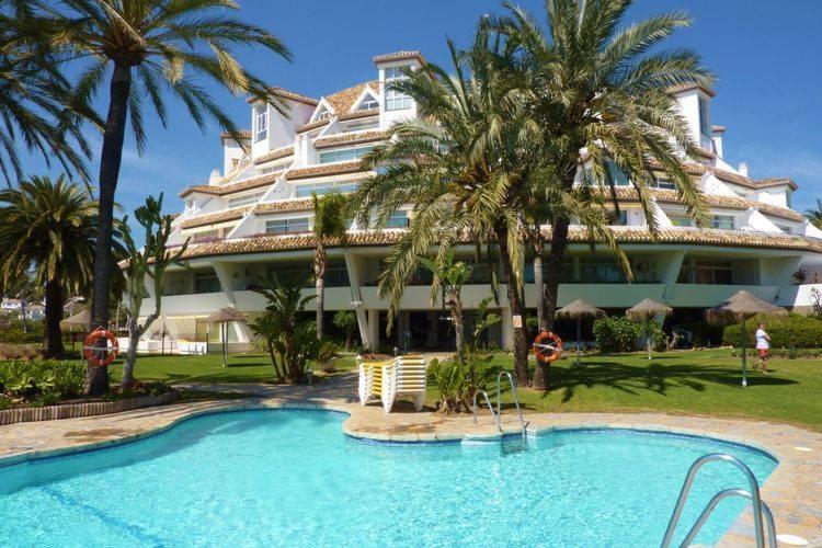 un hôtel avec une piscine en face d'un bâtiment dans l'établissement Apartment 202 Parque Miraflores Mijas Costa, à Mijas