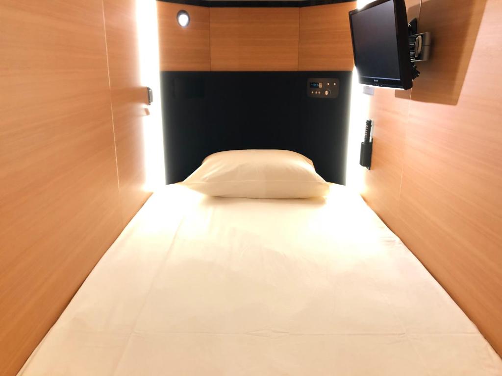 Postel nebo postele na pokoji v ubytování Capsule Inn Osaka (Male Only)