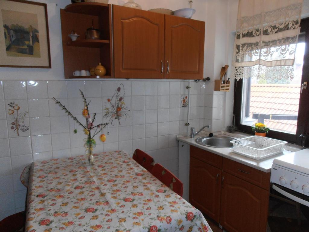 Kuchnia lub aneks kuchenny w obiekcie Apartmanház Gabriella