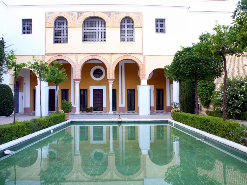 a courtyard with a pool in front of a building at Centro de Cordoba con Parking Gratuito in Córdoba