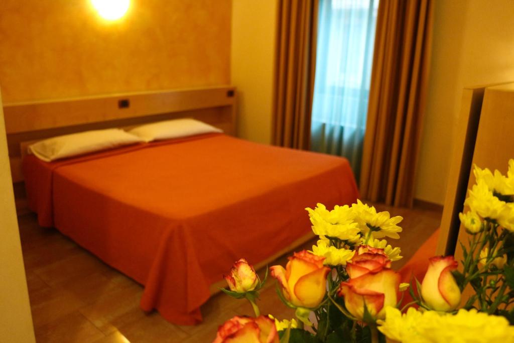 Łóżko lub łóżka w pokoju w obiekcie Hotel Losanna