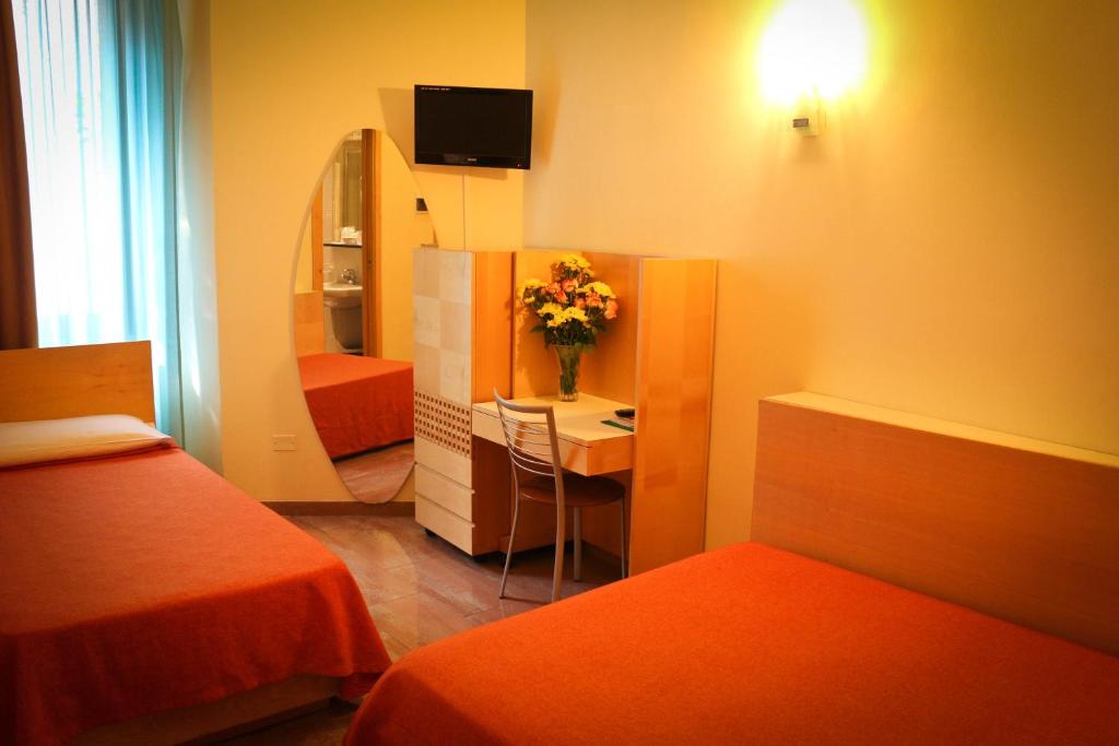 Łóżko lub łóżka w pokoju w obiekcie Hotel Losanna