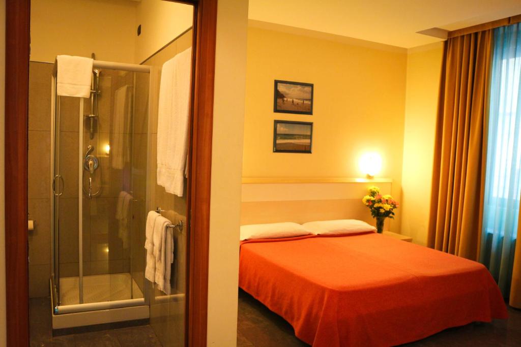 Łóżko lub łóżka w pokoju w obiekcie Hotel Losanna