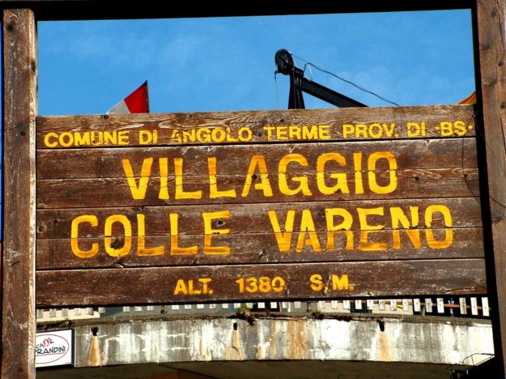 a wooden sign for a villagggio collezona at BELLISSIMO BILOCALE RESIDENCE SKY PARADISE MT.1400 MONTE PORA in Malga Alta