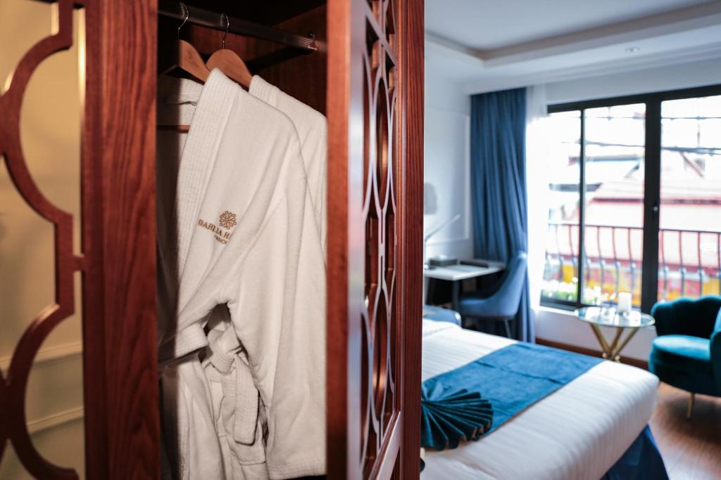Postel nebo postele na pokoji v ubytování Hanoi Fiesta Central Hotel and Spa