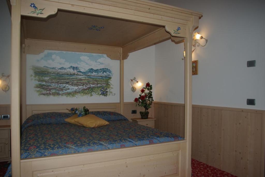 Postel nebo postele na pokoji v ubytování Hotel Ortles Dolomiti Walking & Spa
