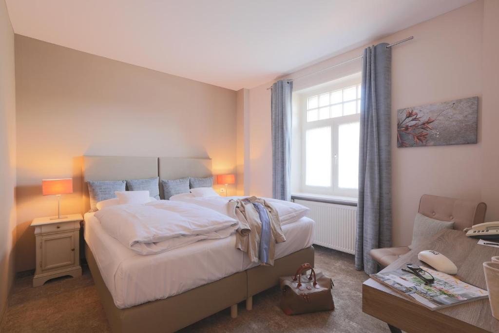 Postel nebo postele na pokoji v ubytování Romantik Hotel am Brühl