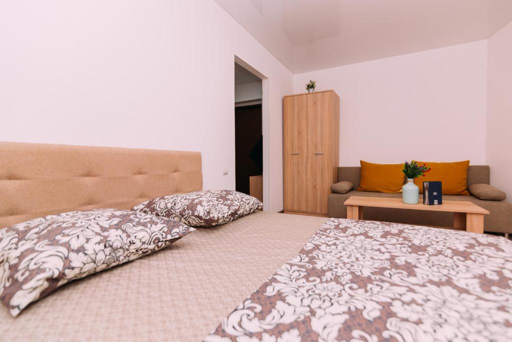 1 dormitorio con 1 cama grande y 2 almohadas en Apart-hotel on Kondrateva street New Building, en Sumy