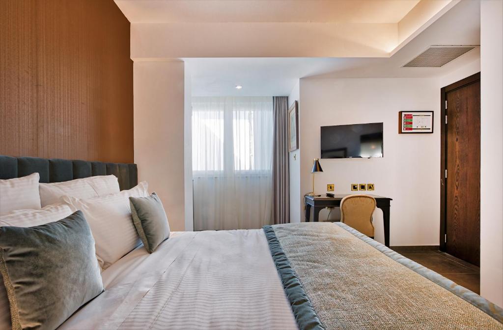 Postel nebo postele na pokoji v ubytování Palazzo Rosaria Boutique Hotel