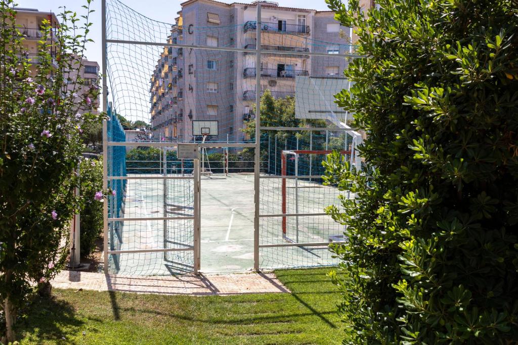 Tenis alebo squash v ubytovaní Homes&Go Nova Pineda Alto alebo jeho okolí