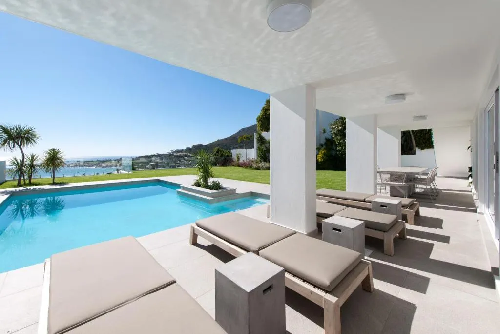 Sandpiper House: Stunning Ocean Views, Heated Pool & Large Garden, Cape Town, Africa de Sud