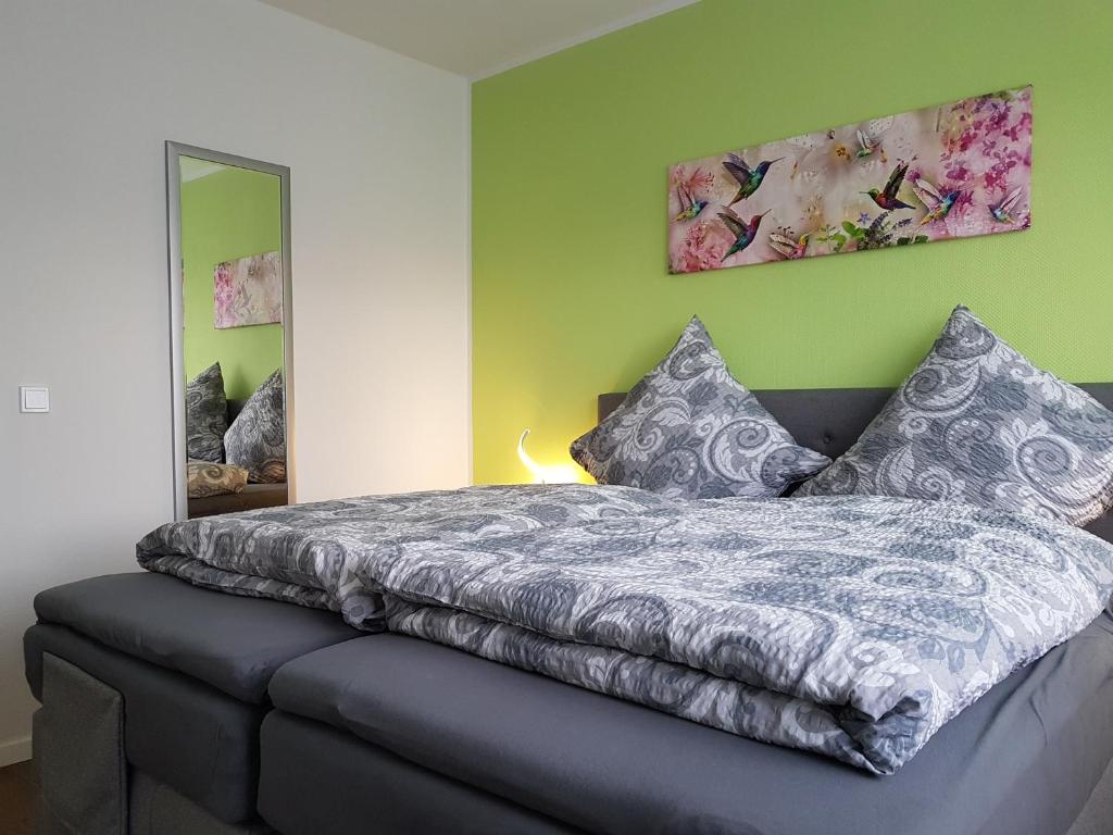 1 dormitorio con cama y espejo en Apartment Alt-Refrath, en Bergisch Gladbach