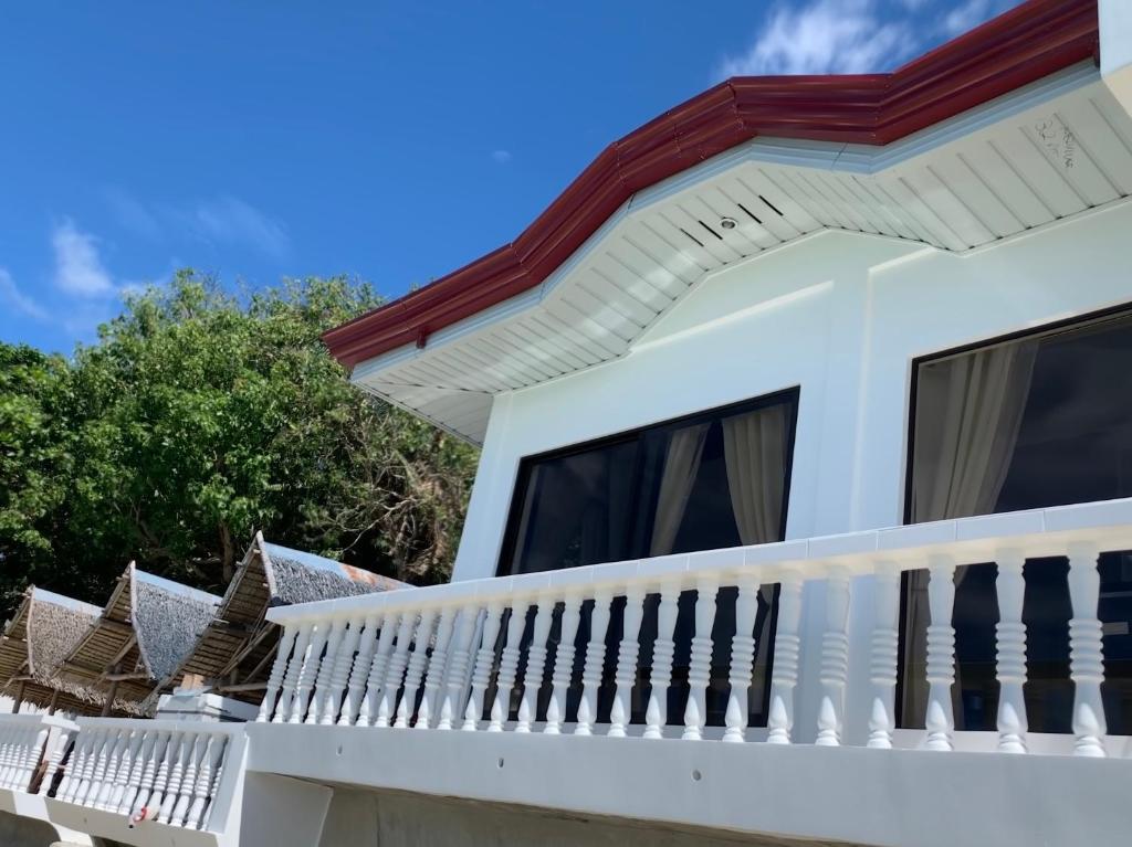 Balkón nebo terasa v ubytování LUNA OSLOB TRAVELLERS INN - Beach Front