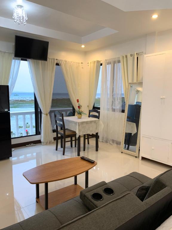TV a/nebo společenská místnost v ubytování LUNA OSLOB TRAVELLERS INN - Beach Front