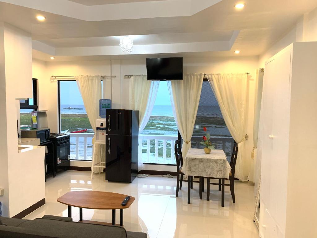 TV a/nebo společenská místnost v ubytování LUNA OSLOB TRAVELLERS INN - Beach Front