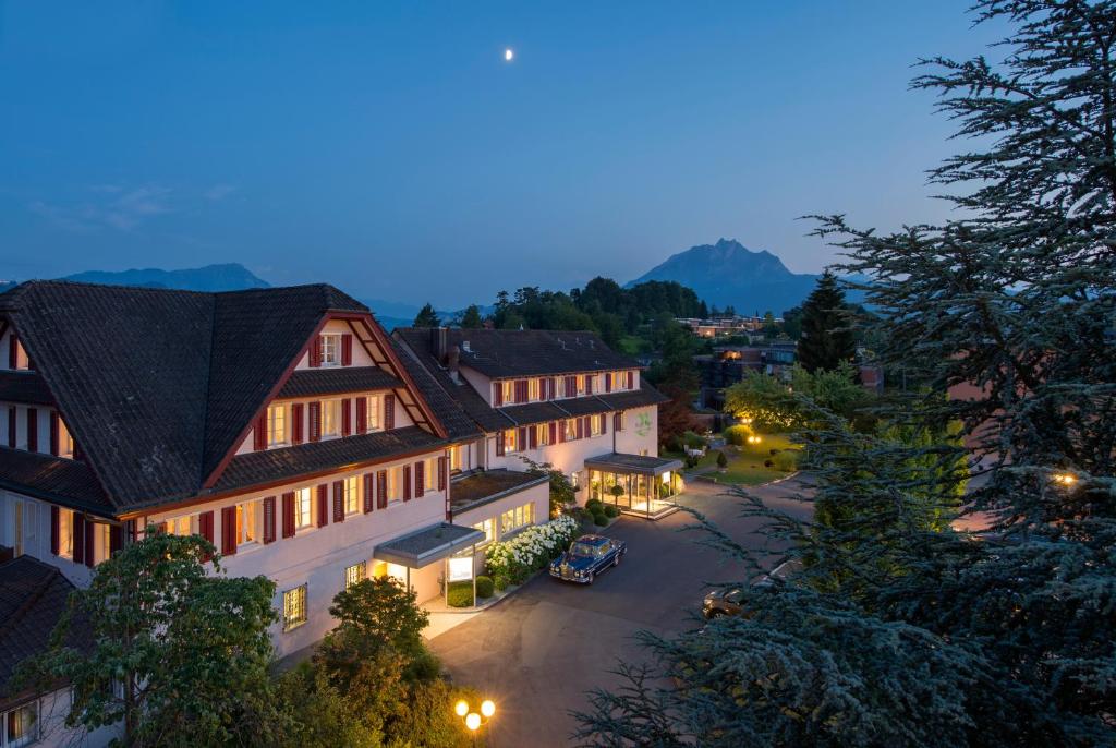 Nespecifikovaný výhled na hory nebo výhled na hory při pohledu z hotelu
