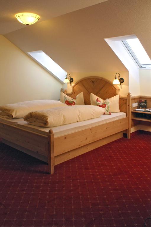 Postel nebo postele na pokoji v ubytování Landgasthof Hubertus - Braugasthof und Wellnesshotel im Allgäu