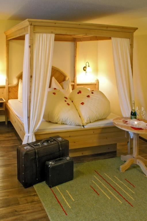 Postel nebo postele na pokoji v ubytování Landgasthof Hubertus - Braugasthof und Wellnesshotel im Allgäu
