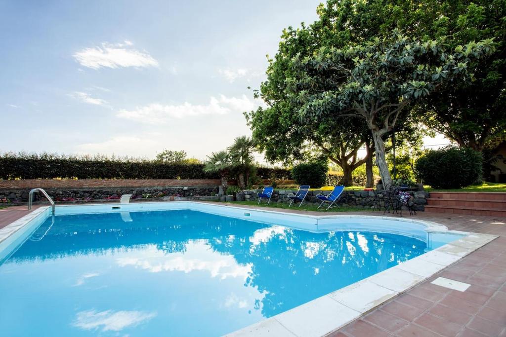 Bazén v ubytovaní Villa Praiola - Exclusive seafacing mansion with pool and Jacuzzi alebo v jeho blízkosti