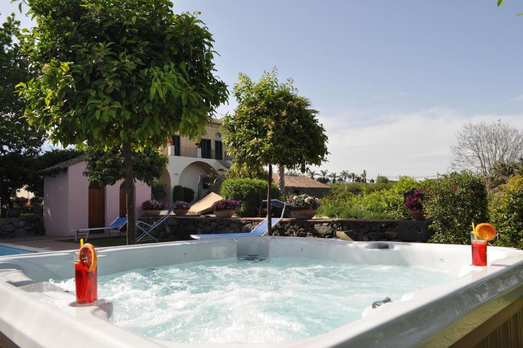 Bazén v ubytovaní Villa Praiola - Exclusive seafacing mansion with pool and Jacuzzi alebo v jeho blízkosti