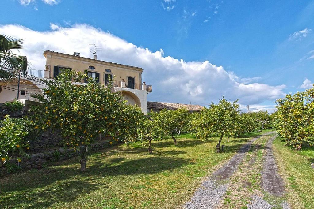 Vonkajšia záhrada v ubytovaní Villa Praiola - Exclusive seafacing mansion with pool and Jacuzzi