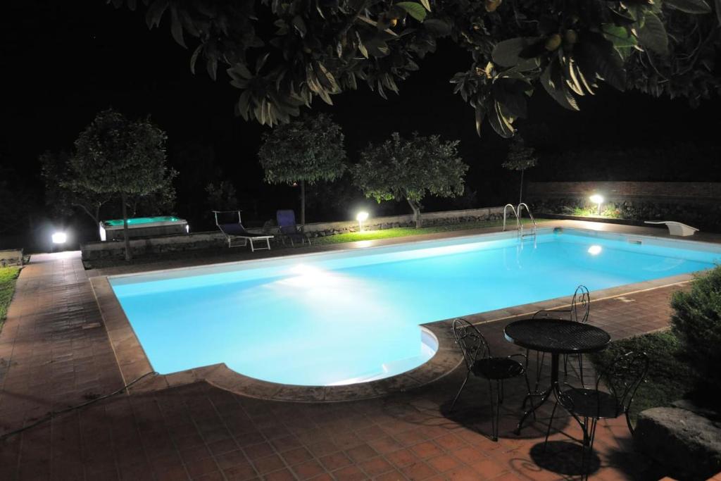 Bazén v ubytovaní Villa Praiola - Exclusive seafacing mansion with pool and Jacuzzi alebo v jeho blízkosti