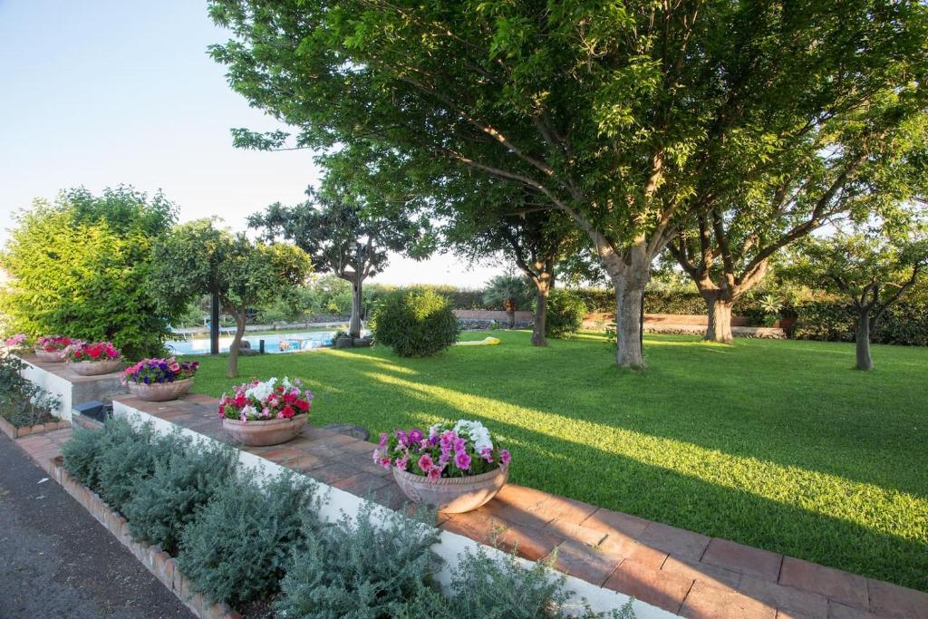 Vonkajšia záhrada v ubytovaní Villa Praiola - Exclusive seafacing mansion with pool and Jacuzzi