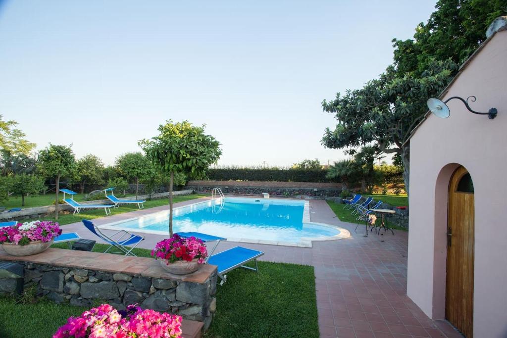 Bazén v ubytovaní Villa Praiola - Exclusive seafacing mansion with pool and Jacuzzi alebo v jeho blízkosti