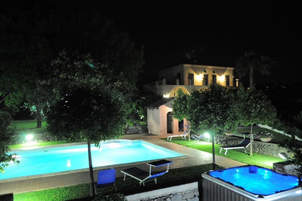 Bazén v ubytovaní Villa Praiola - Exclusive seafacing mansion with pool and Jacuzzi alebo v jeho blízkosti