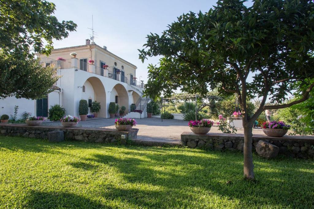 Vonkajšia záhrada v ubytovaní Villa Praiola - Exclusive seafacing mansion with pool and Jacuzzi