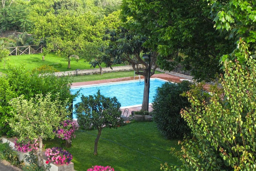Bazén v ubytovaní Villa Praiola - Exclusive seafacing mansion with pool and Jacuzzi alebo v jeho blízkosti