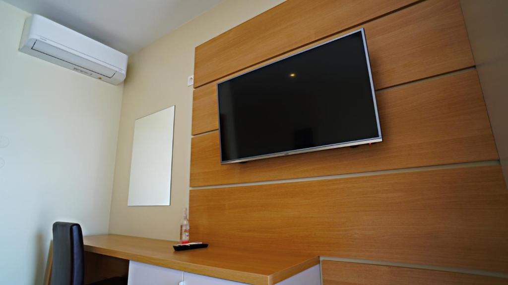 TV a/nebo společenská místnost v ubytování Nava Motel SELF CHECK-IN