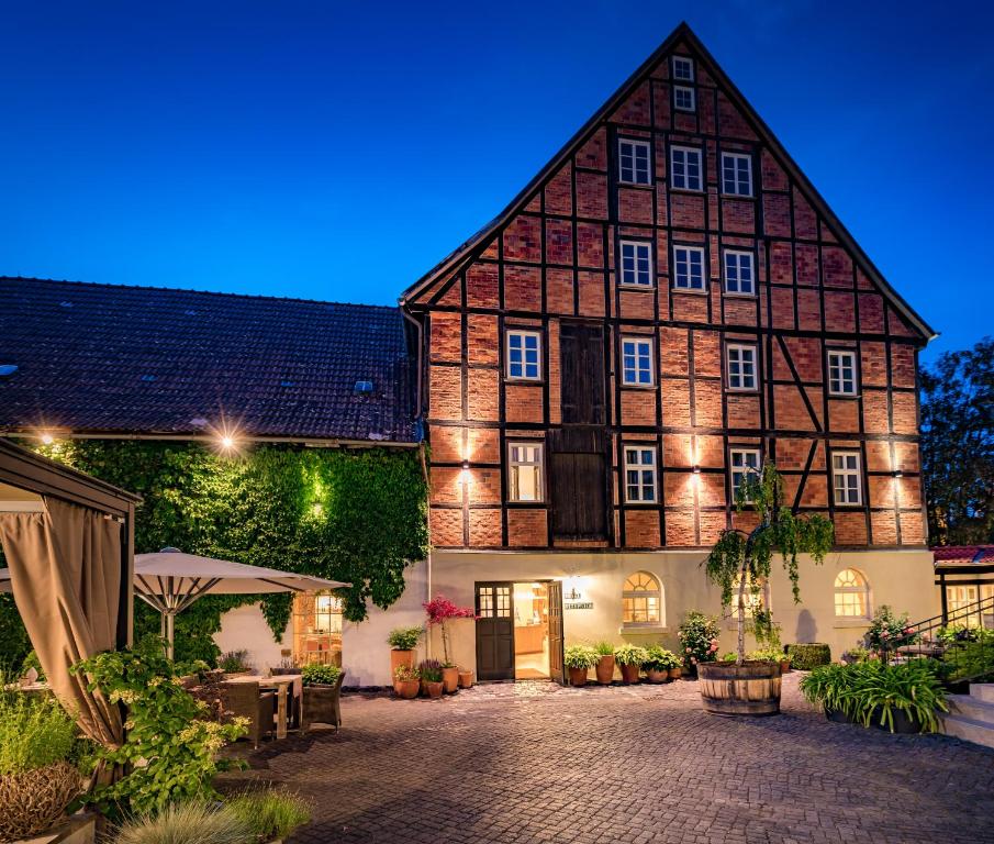 duży budynek z dziedzińcem przed nim w obiekcie Romantik Hotel am Brühl w mieście Quedlinburg