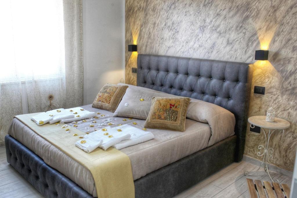 Un pat sau paturi într-o cameră la Domus Michaeli B&B Pompei