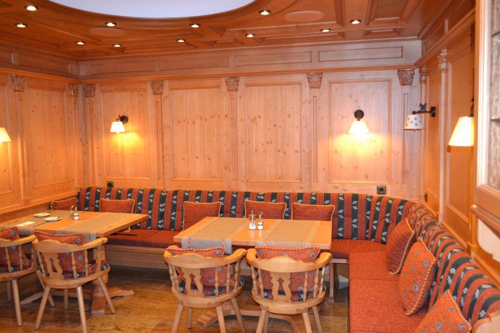 Restaurant ou autre lieu de restauration dans l&#39;&eacute;tablissement Hotel zum Heiligen Geist