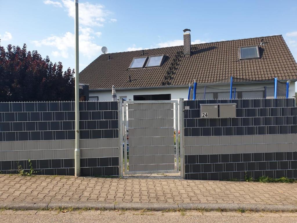 einen Zaun mit einem Tor vor einem Haus in der Unterkunft Ferienwohnung Schwarzwald in Pforzheim