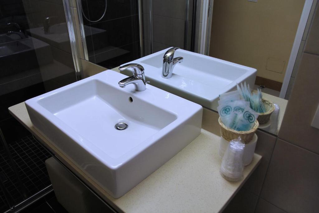 Uma casa de banho em Albergo Fiorita