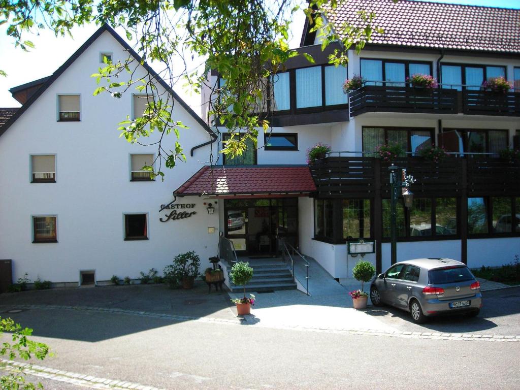 um edifício com um carro estacionado em frente em Gasthof Siller em Spiegelberg