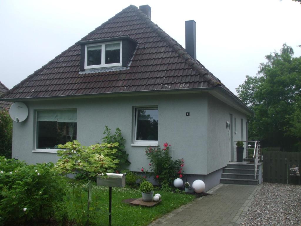 a white house with a brown roof at Appartement Seelücke in Glücksburg