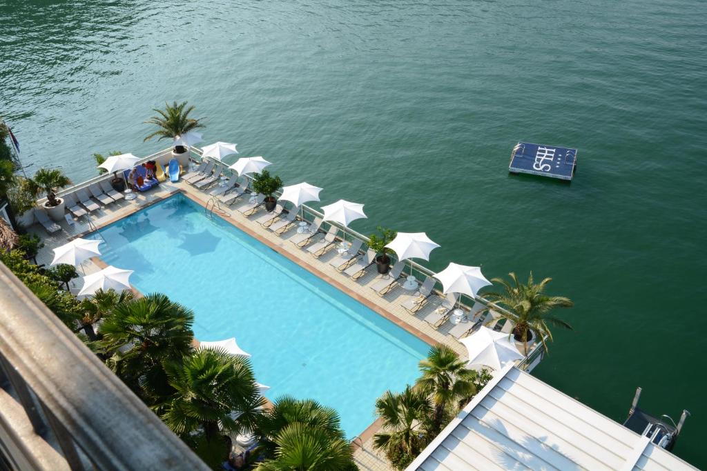 uma vista superior de uma piscina na água em Hotel Lido Seegarten em Lugano