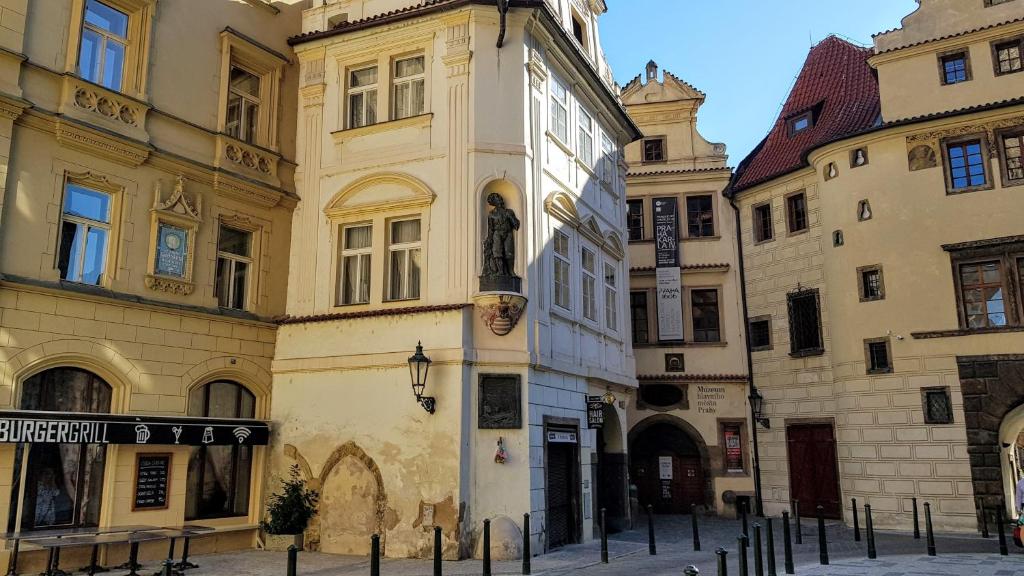 een gebouw met een standbeeld aan de zijkant bij Apartments Týnská 7 in Praag